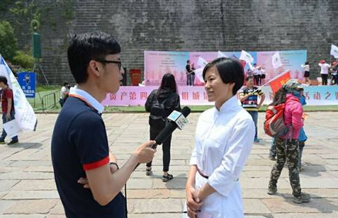 “今日热文:狗子连喊带比划叫小伙伴出去玩”