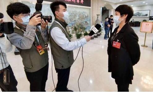 “今日热文:官方回应韩女团不戴手套摸熊猫”