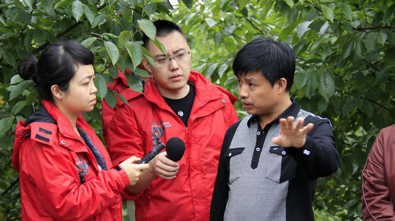 “白发大爷怒斥年轻男子地铁上不让座”